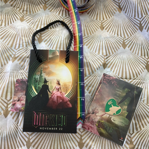 💚WICKED REGAL THEATRE COLLECTIBLES💗🪄 - Picture 4 of 6
